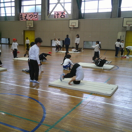 マットを使った運動遊び 1125