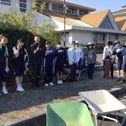 生垣の剪定でへとへとでしたが...