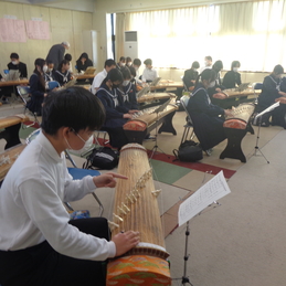 2年生　音楽　お箏の授業