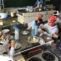 ふるさと学習「とうふ作り体験」「草木染体験」