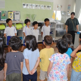 くわばらこども園の年長さんとの交流会（１年生）