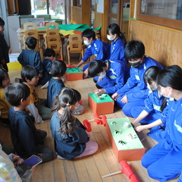 家庭科による保育実習（９年生）