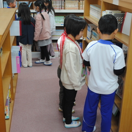 くわばらこども園の年長さんと交流（１年生）