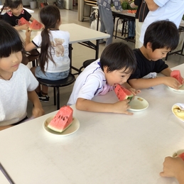 スイカの試食（１・２年、全校）