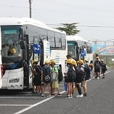 5年生が校外学習に出発