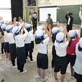 ６年生が教室に出向き応援練習