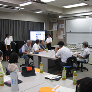 小学生が中学生と話し合い