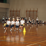 雨なので体育館で運動会練習