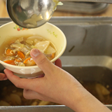 ５年１組の給食配膳