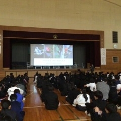 卒業生から話を聴く