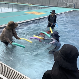 小学校のプールはとっても広くて大きいよ。