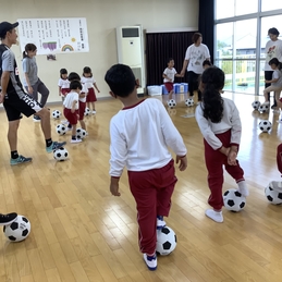 サッカー教室で楽しく