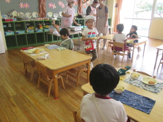 7 給食当番.JPG