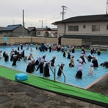 プールの季節が始まりました