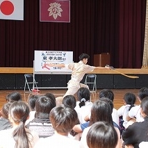 アジア大会武術太極拳日本代表の東選手が来校しました